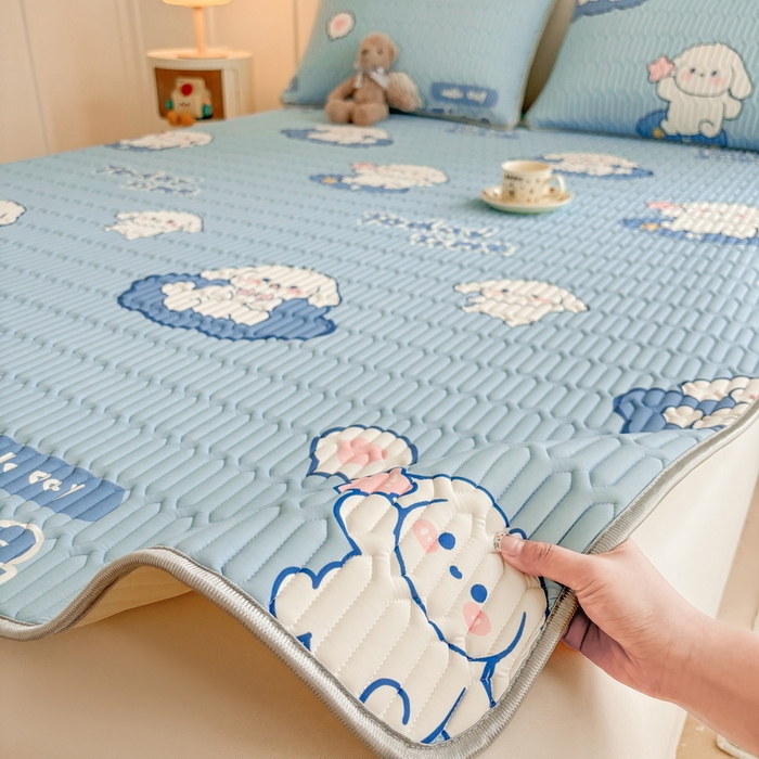 91家纺网 家纺一手货源 找家纺 爱思凯家纺 2025新款【印花成人0.3 乳胶凉席】清新0.3 乳胶条席款 清新乳胶条席 天蓝小狗