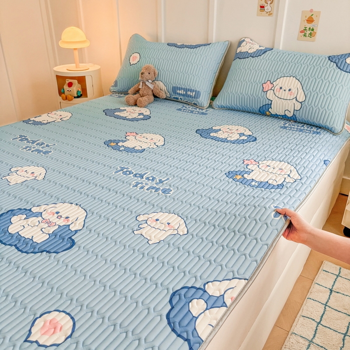 91家纺网 家纺一手货源 找家纺 爱思凯家纺 2025新款【印花成人0.3 乳胶凉席】清新0.3 乳胶条席款 清新乳胶条席 天蓝小狗