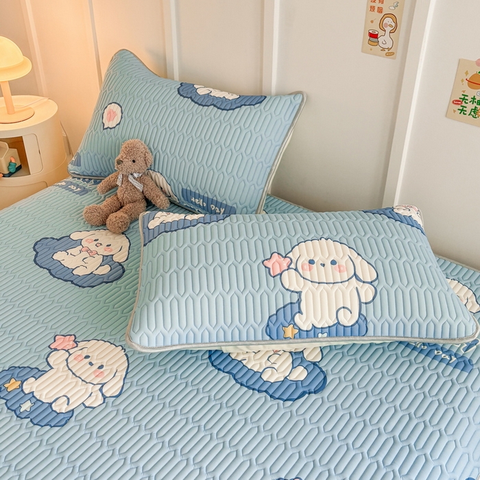 91家纺网 家纺一手货源 找家纺 爱思凯家纺 2025新款【印花成人0.3 乳胶凉席】清新0.3 乳胶条席款 清新乳胶条席 天蓝小狗