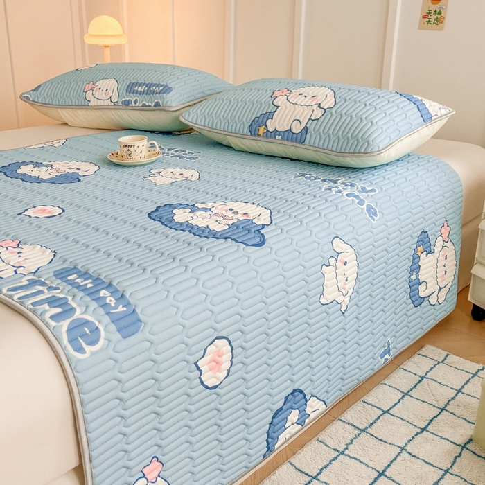 91家纺网 家纺一手货源 找家纺 爱思凯家纺 2025新款【印花成人0.3 乳胶凉席】清新0.3 乳胶条席款 清新乳胶条席 天蓝小狗