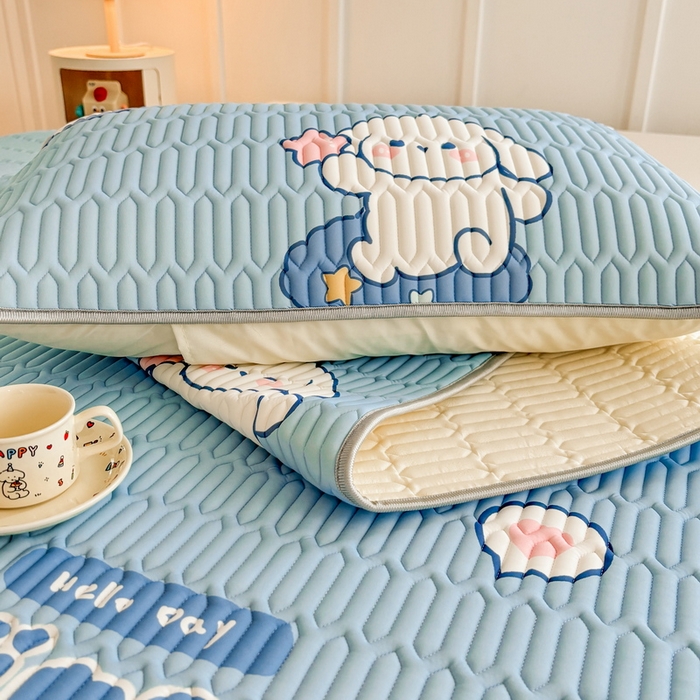 91家纺网 家纺一手货源 找家纺 爱思凯家纺 2025新款【印花成人0.3 乳胶凉席】清新0.3 乳胶条席款 清新乳胶条席 天蓝小狗