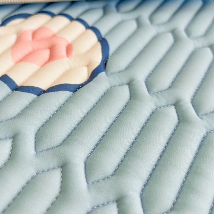 91家纺网 家纺一手货源 找家纺 爱思凯家纺 2025新款【印花成人0.3 乳胶凉席】清新0.3 乳胶条席款 清新乳胶条席 天蓝小狗