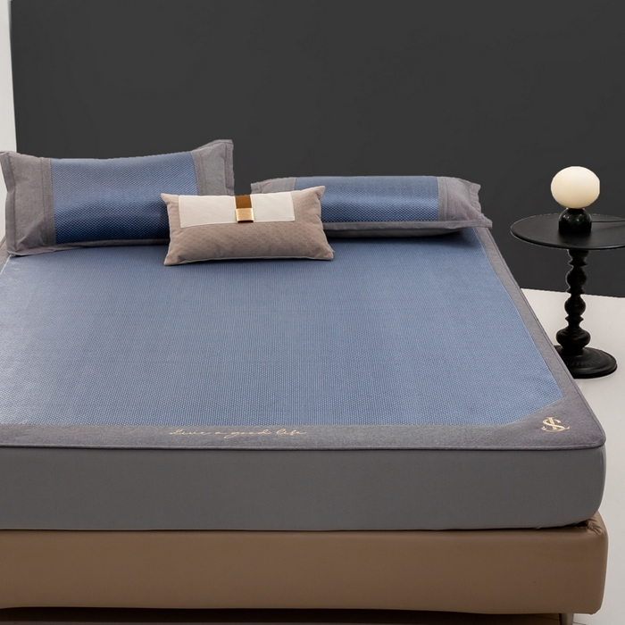 91家纺网 家纺一手货源 找家纺 宜家坊 2025新款A类纯色绣花冰藤席凉席三件套 藏蓝-床笠款