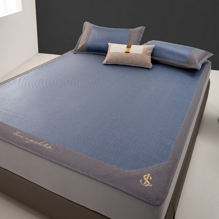 91家纺网 家纺一手货源 找家纺 宜家坊 2025新款A类纯色绣花冰藤席凉席三件套 藏蓝-床笠款