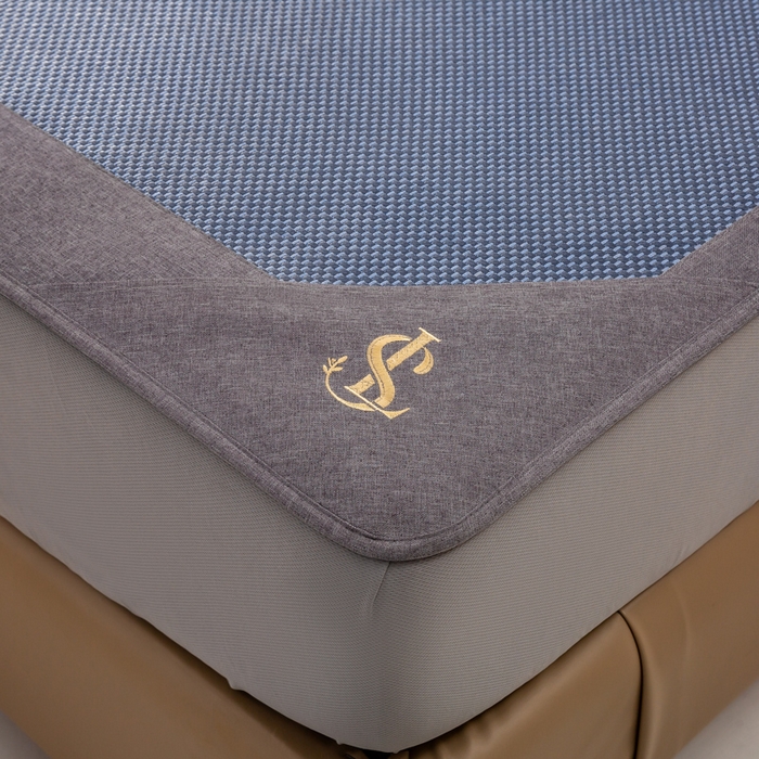 91家纺网 家纺一手货源 找家纺 宜家坊 2025新款A类纯色绣花冰藤席凉席三件套 藏蓝-床笠款