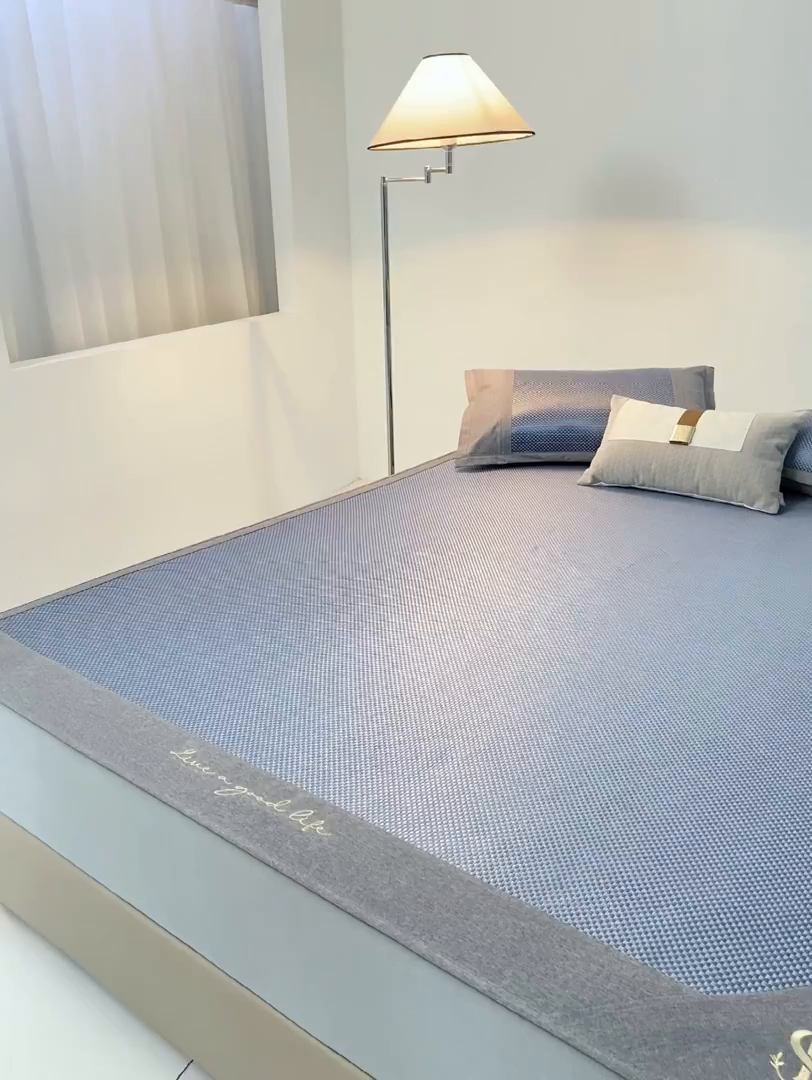 91家纺网 家纺一手货源 找家纺 宜家坊 2025新款A类纯色绣花冰藤席凉席三件套 藏蓝-床笠款