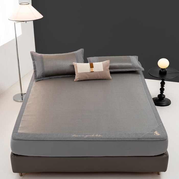 91家纺网 家纺一手货源 找家纺 宜家坊 2025新款A类纯色绣花冰藤席凉席三件套 典雅灰-床笠款