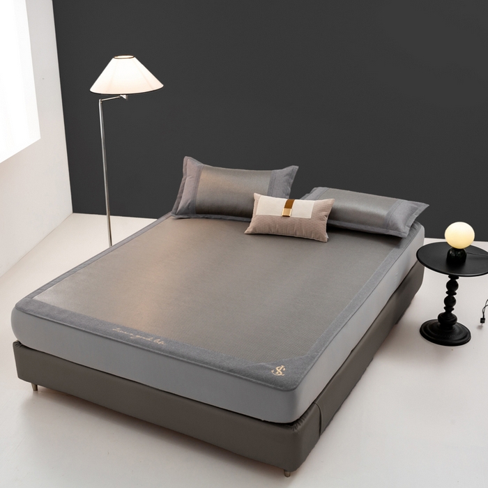 91家纺网 家纺一手货源 找家纺 宜家坊 2025新款A类纯色绣花冰藤席凉席三件套 典雅灰-床笠款