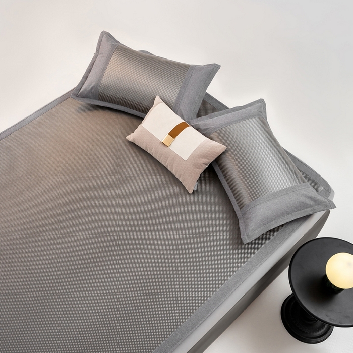 91家纺网 家纺一手货源 找家纺 宜家坊 2025新款A类纯色绣花冰藤席凉席三件套 典雅灰-床笠款