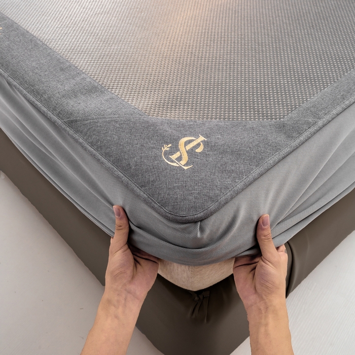 91家纺网 家纺一手货源 找家纺 宜家坊 2025新款A类纯色绣花冰藤席凉席三件套 典雅灰-床笠款