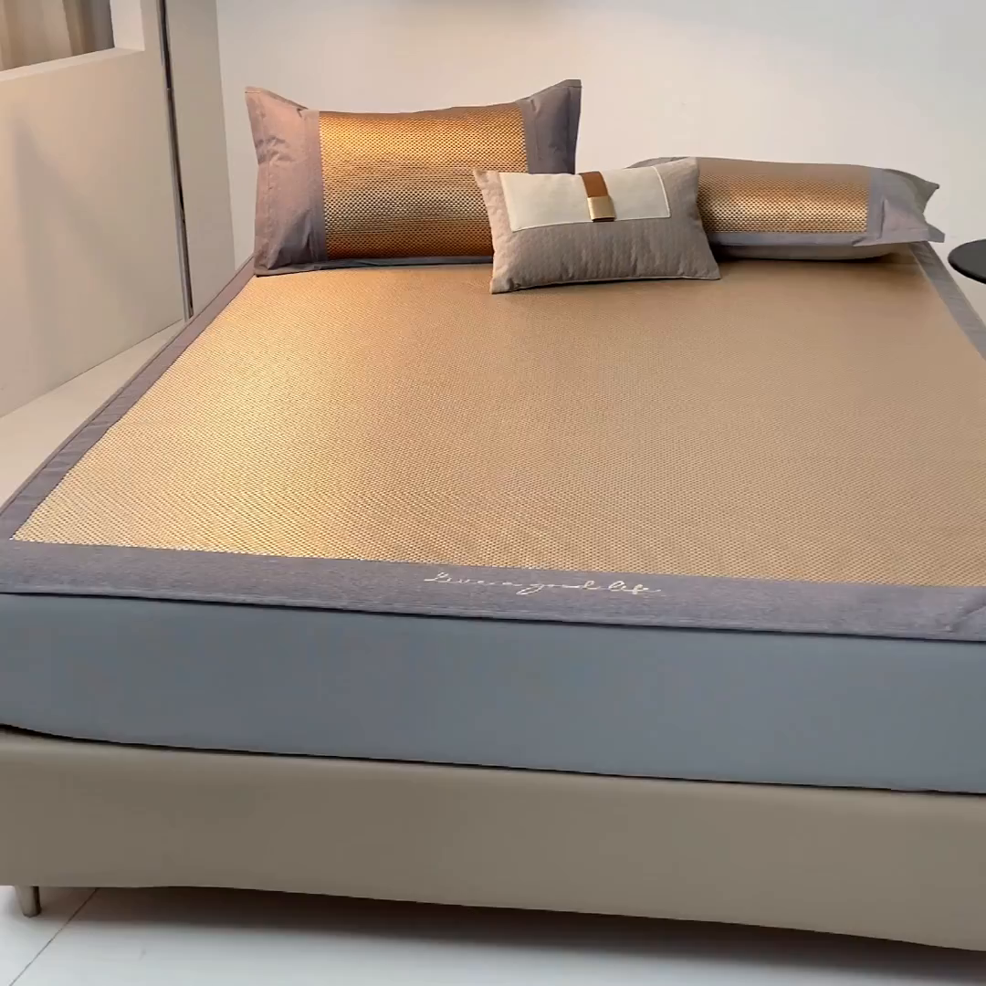 91家纺网 家纺一手货源 找家纺 宜家坊 2025新款A类纯色绣花冰藤席凉席三件套 曙光金-床笠款