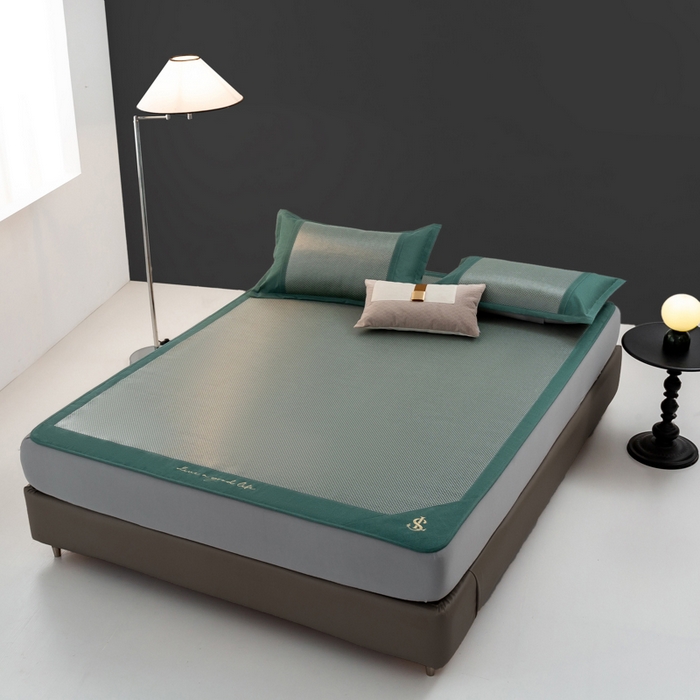 91家纺网 家纺一手货源 找家纺 宜家坊 2025新款A类纯色绣花冰藤席凉席三件套 松花绿-床笠款