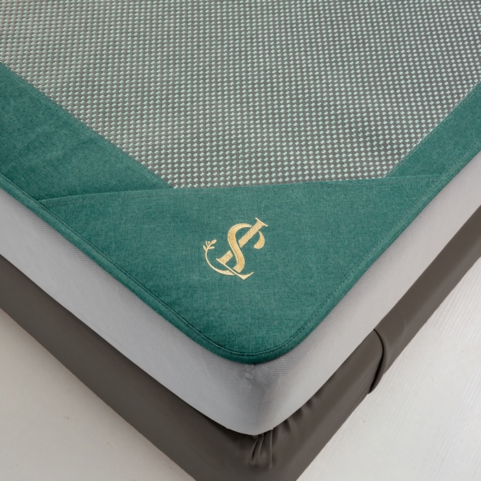 91家纺网 家纺一手货源 找家纺 宜家坊 2025新款A类纯色绣花冰藤席凉席三件套 松花绿-床笠款