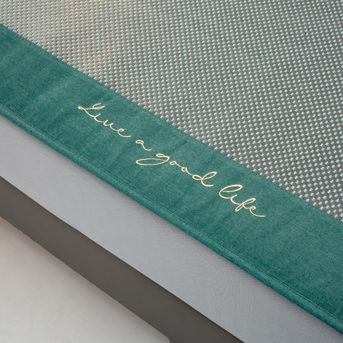 91家纺网 家纺一手货源 找家纺 宜家坊 2025新款A类纯色绣花冰藤席凉席三件套 松花绿-床笠款