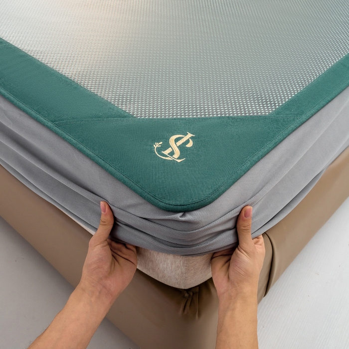 91家纺网 家纺一手货源 找家纺 宜家坊 2025新款A类纯色绣花冰藤席凉席三件套 松花绿-床笠款