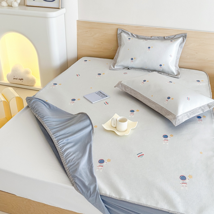 91家纺网 家纺一手货源 找家纺 本希家居 2025春夏新款可水洗冰丝席花漾数码印花卡通系列 小小太空床笠