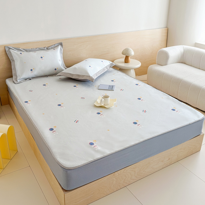 91家纺网 家纺一手货源 找家纺 本希家居 2025春夏新款可水洗冰丝席花漾数码印花卡通系列 小小太空床笠