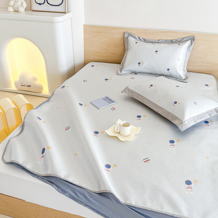 91家纺网 家纺一手货源 找家纺 本希家居 2025春夏新款可水洗冰丝席花漾数码印花卡通系列 小小太空床笠