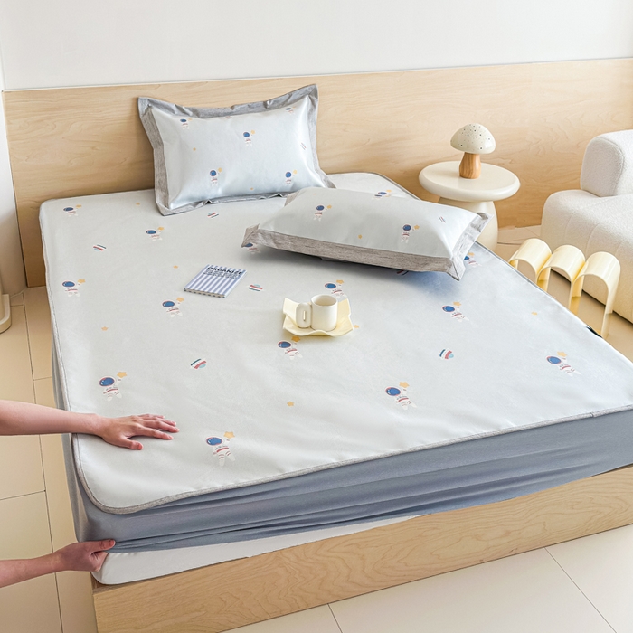 91家纺网 家纺一手货源 找家纺 本希家居 2025春夏新款可水洗冰丝席花漾数码印花卡通系列 小小太空床笠