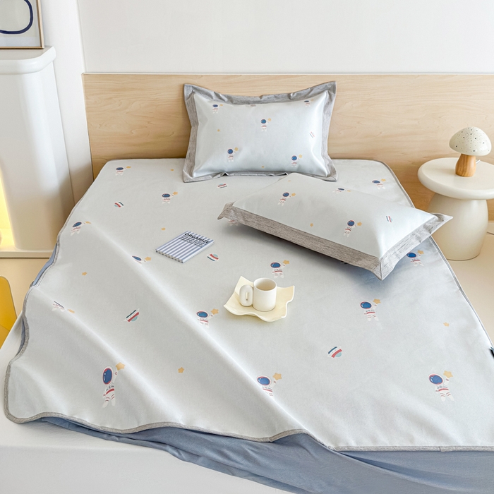 91家纺网 家纺一手货源 找家纺 本希家居 2025春夏新款可水洗冰丝席花漾数码印花卡通系列 小小太空床笠