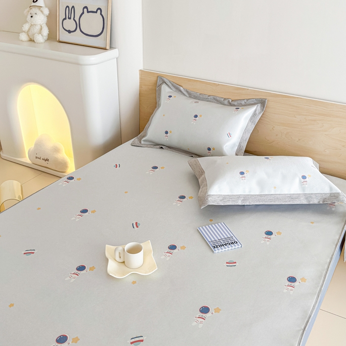 91家纺网 家纺一手货源 找家纺 本希家居 2025春夏新款可水洗冰丝席花漾数码印花卡通系列 小小太空床笠