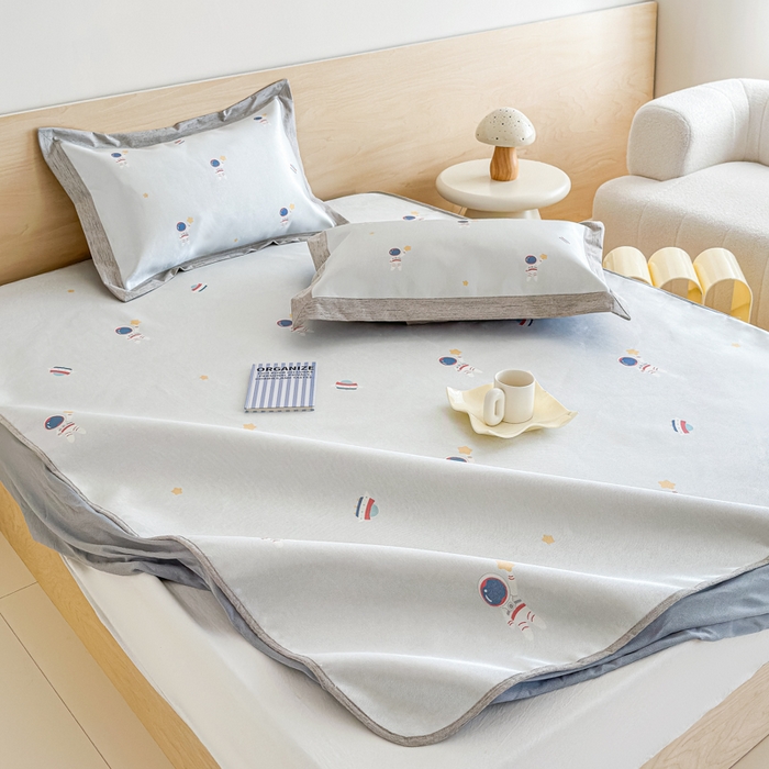 91家纺网 家纺一手货源 找家纺 本希家居 2025春夏新款可水洗冰丝席花漾数码印花卡通系列 小小太空床笠