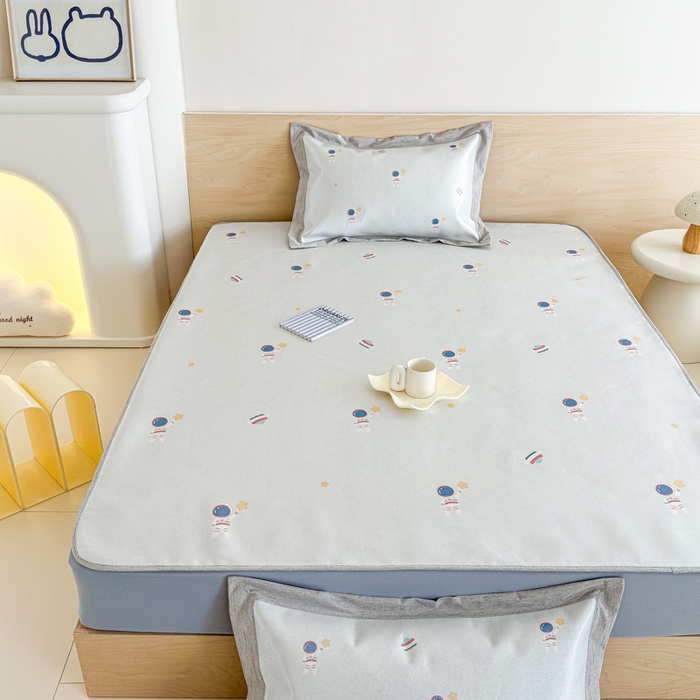 91家纺网 家纺一手货源 找家纺 本希家居 2025春夏新款可水洗冰丝席花漾数码印花卡通系列 小小太空床笠