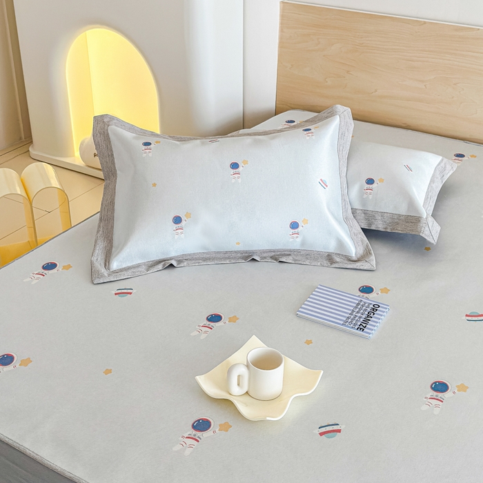 91家纺网 家纺一手货源 找家纺 本希家居 2025春夏新款可水洗冰丝席花漾数码印花卡通系列 小小太空床笠