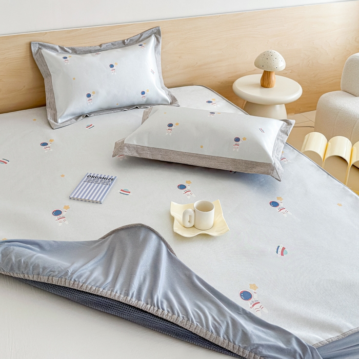 91家纺网 家纺一手货源 找家纺 本希家居 2025春夏新款可水洗冰丝席花漾数码印花卡通系列 小小太空床笠