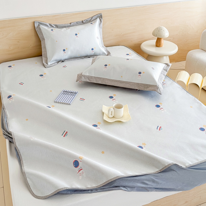 91家纺网 家纺一手货源 找家纺 本希家居 2025春夏新款可水洗冰丝席花漾数码印花卡通系列 小小太空床笠