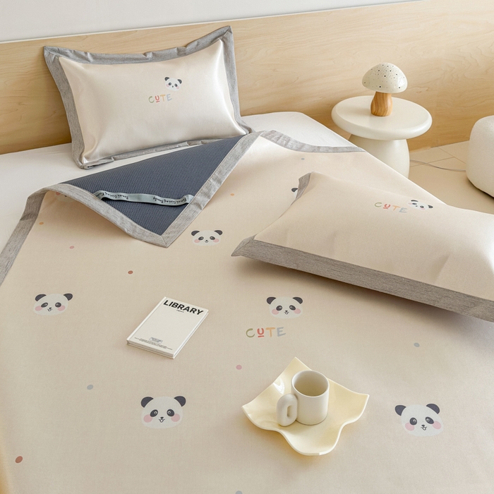 91家纺网 家纺一手货源 找家纺 本希家居 2025春夏新款可水洗冰丝席花漾数码印花卡通系列 小小熊猫平席