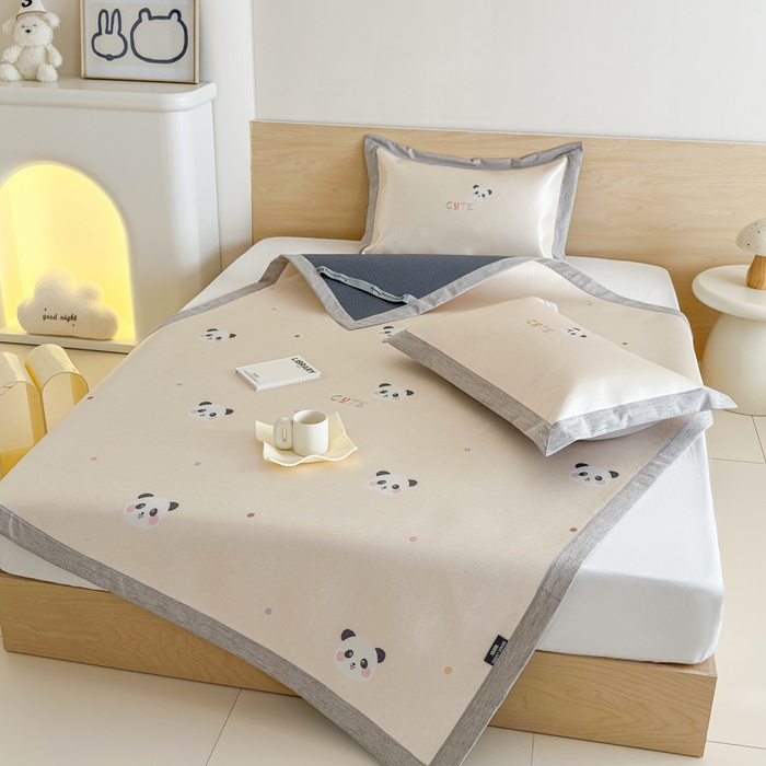 91家纺网 家纺一手货源 找家纺 本希家居 2025春夏新款可水洗冰丝席花漾数码印花卡通系列 小小熊猫平席