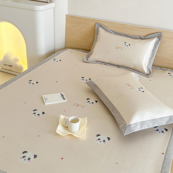 91家纺网 家纺一手货源 找家纺 本希家居 2025春夏新款可水洗冰丝席花漾数码印花卡通系列 小小熊猫平席