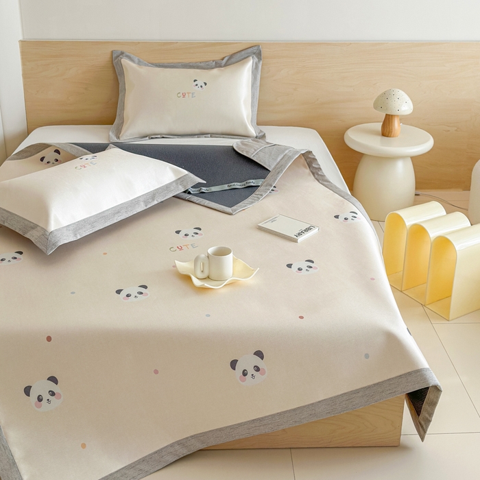 91家纺网 家纺一手货源 找家纺 本希家居 2025春夏新款可水洗冰丝席花漾数码印花卡通系列 小小熊猫平席