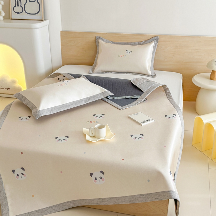 91家纺网 家纺一手货源 找家纺 本希家居 2025春夏新款可水洗冰丝席花漾数码印花卡通系列 小小熊猫平席