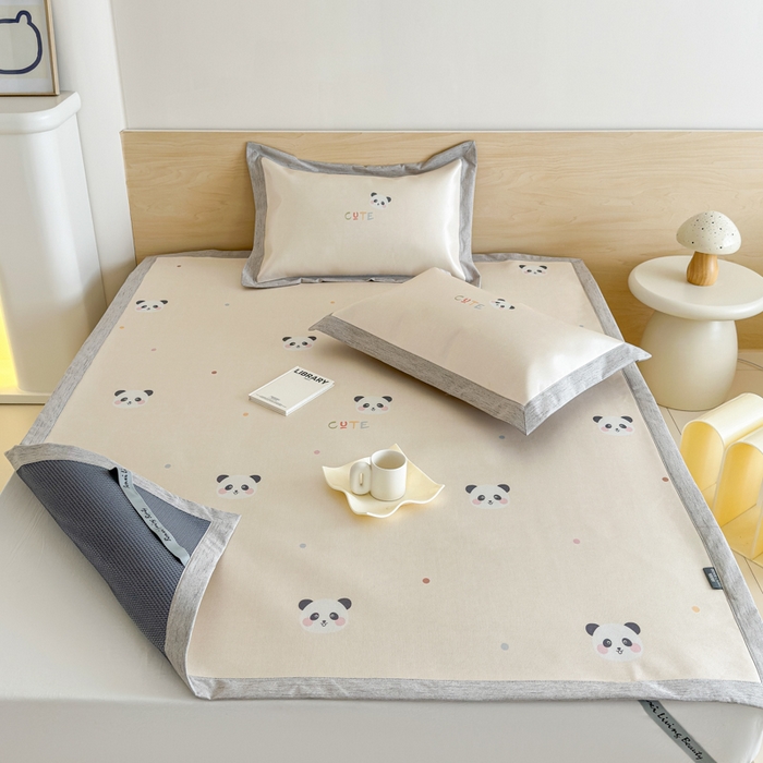 91家纺网 家纺一手货源 找家纺 本希家居 2025春夏新款可水洗冰丝席花漾数码印花卡通系列 小小熊猫平席