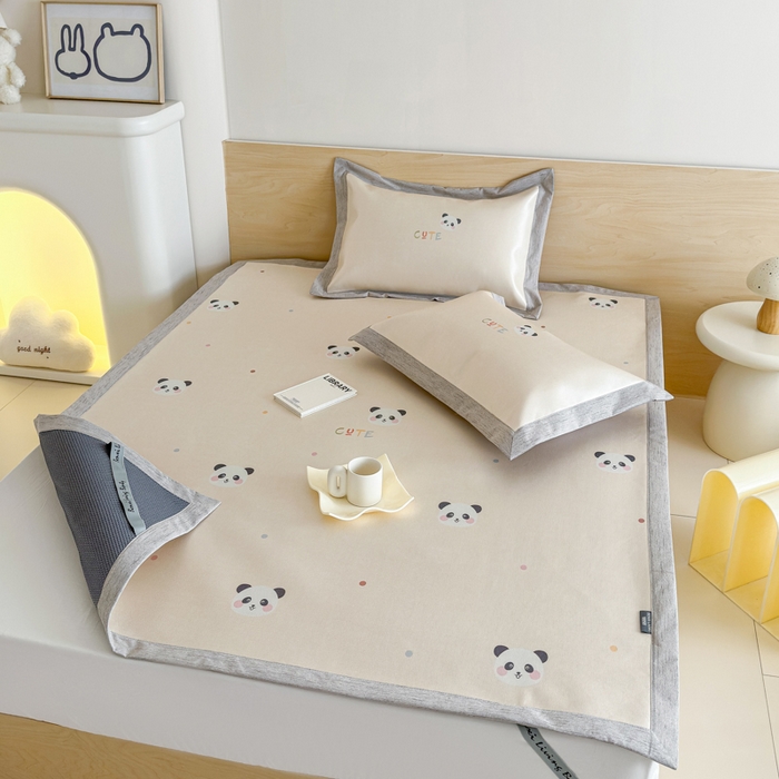 91家纺网 家纺一手货源 找家纺 本希家居 2025春夏新款可水洗冰丝席花漾数码印花卡通系列 小小熊猫平席