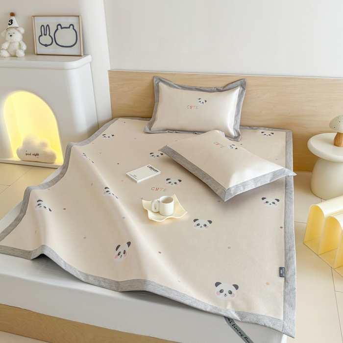 91家纺网 家纺一手货源 找家纺 本希家居 2025春夏新款可水洗冰丝席花漾数码印花卡通系列 小小熊猫平席