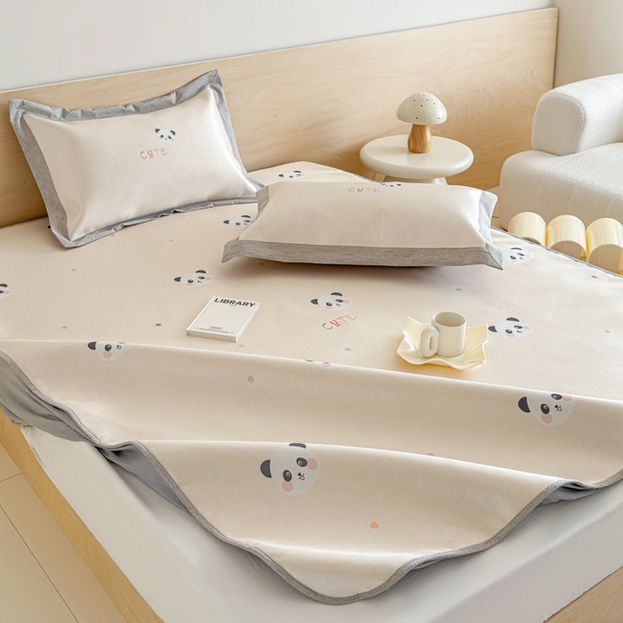 91家纺网 家纺一手货源 找家纺 本希家居 2025春夏新款可水洗冰丝席花漾数码印花卡通系列 小小熊猫床笠