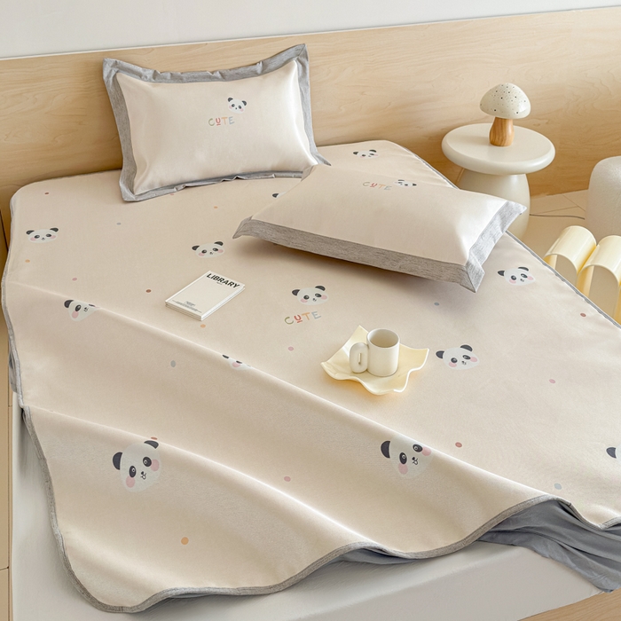 91家纺网 家纺一手货源 找家纺 本希家居 2025春夏新款可水洗冰丝席花漾数码印花卡通系列 小小熊猫床笠