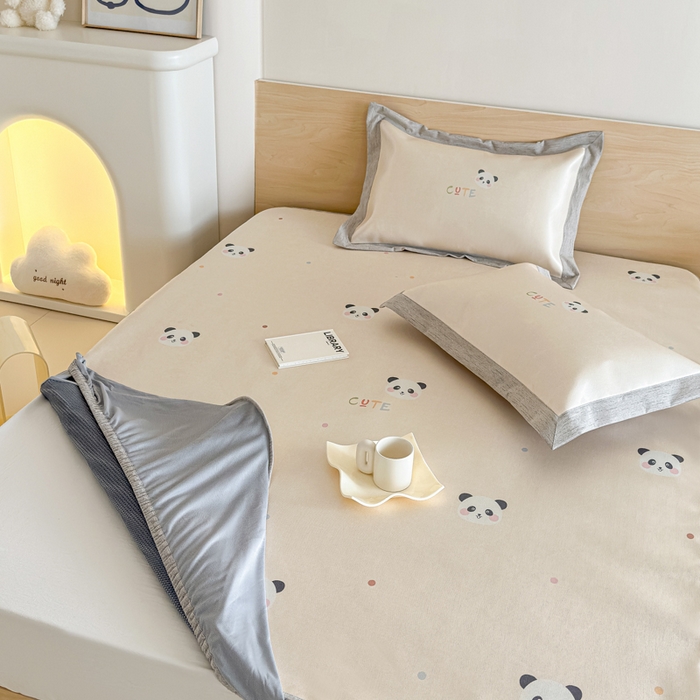 91家纺网 家纺一手货源 找家纺 本希家居 2025春夏新款可水洗冰丝席花漾数码印花卡通系列 小小熊猫床笠