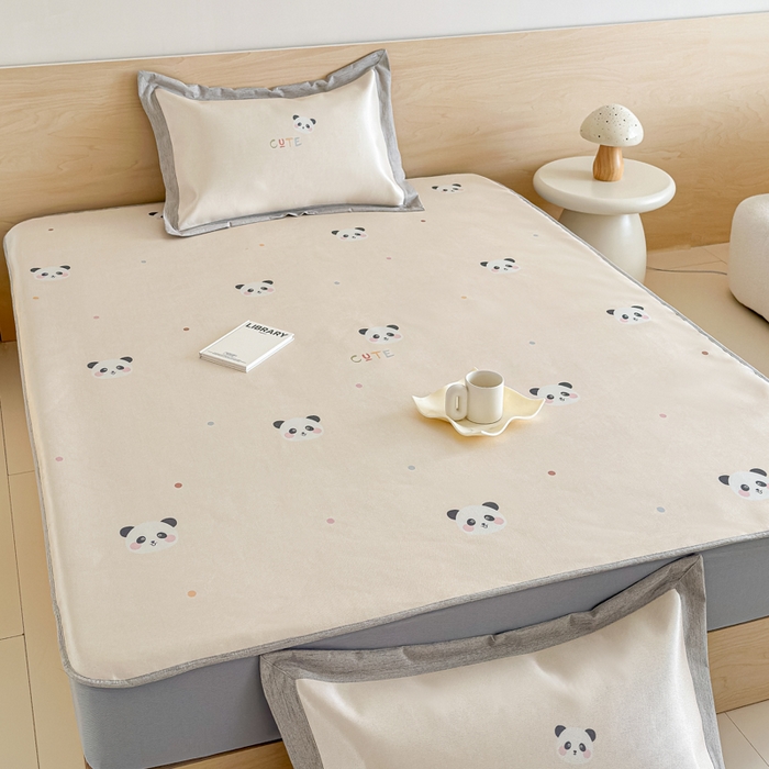 91家纺网 家纺一手货源 找家纺 本希家居 2025春夏新款可水洗冰丝席花漾数码印花卡通系列 小小熊猫床笠