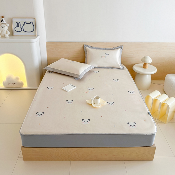 91家纺网 家纺一手货源 找家纺 本希家居 2025春夏新款可水洗冰丝席花漾数码印花卡通系列 小小熊猫床笠