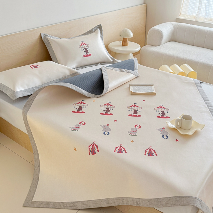 91家纺网 家纺一手货源 找家纺 本希家居 2025春夏新款可水洗冰丝席花漾数码印花卡通系列 小游园平席