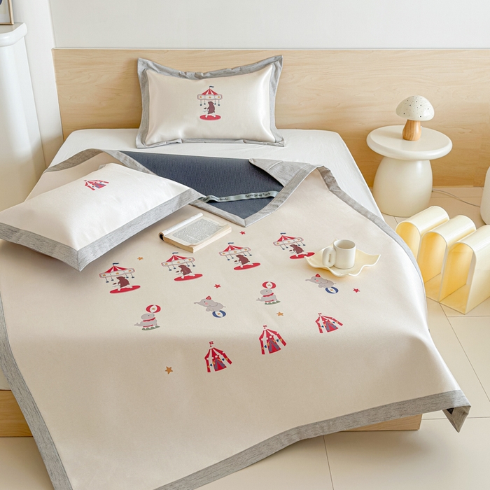 91家纺网 家纺一手货源 找家纺 本希家居 2025春夏新款可水洗冰丝席花漾数码印花卡通系列 小游园平席