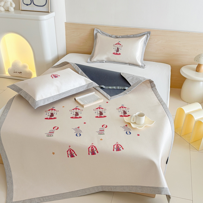 91家纺网 家纺一手货源 找家纺 本希家居 2025春夏新款可水洗冰丝席花漾数码印花卡通系列 小游园平席