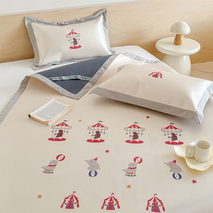 91家纺网 家纺一手货源 找家纺 本希家居 2025春夏新款可水洗冰丝席花漾数码印花卡通系列 小游园平席