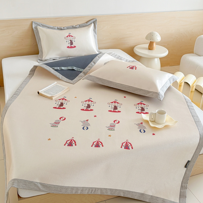 91家纺网 家纺一手货源 找家纺 本希家居 2025春夏新款可水洗冰丝席花漾数码印花卡通系列 小游园平席