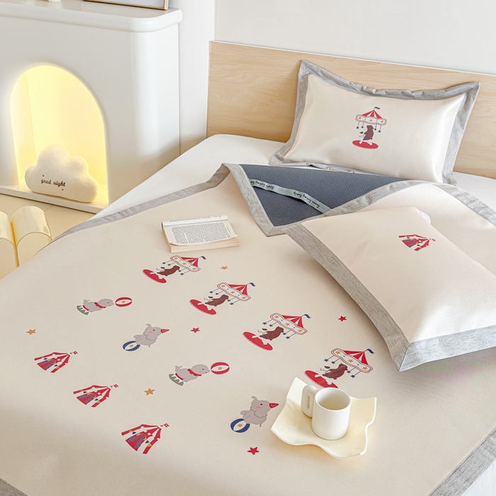 91家纺网 家纺一手货源 找家纺 本希家居 2025春夏新款可水洗冰丝席花漾数码印花卡通系列 小游园平席