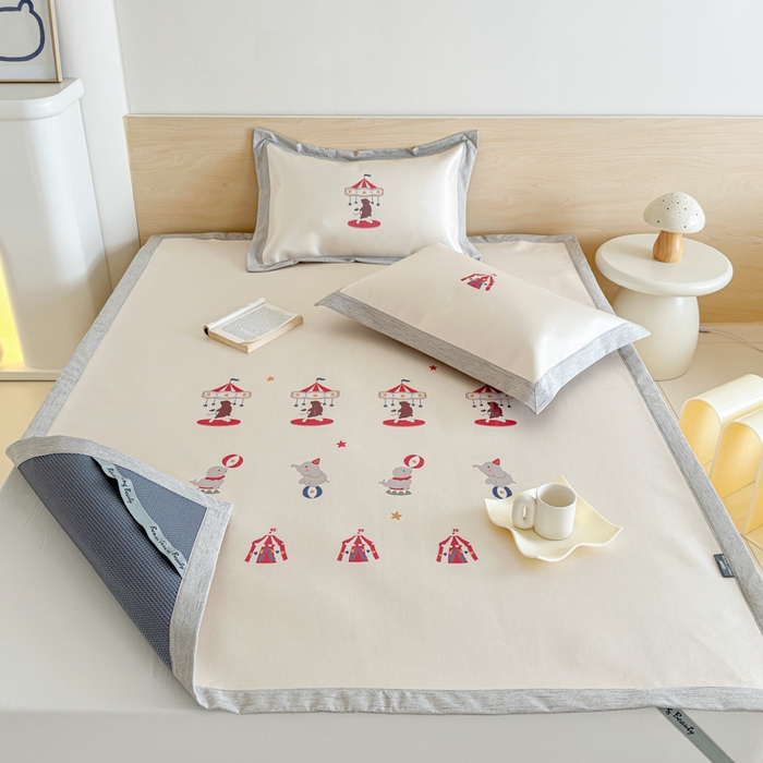 91家纺网 家纺一手货源 找家纺 本希家居 2025春夏新款可水洗冰丝席花漾数码印花卡通系列 小游园平席